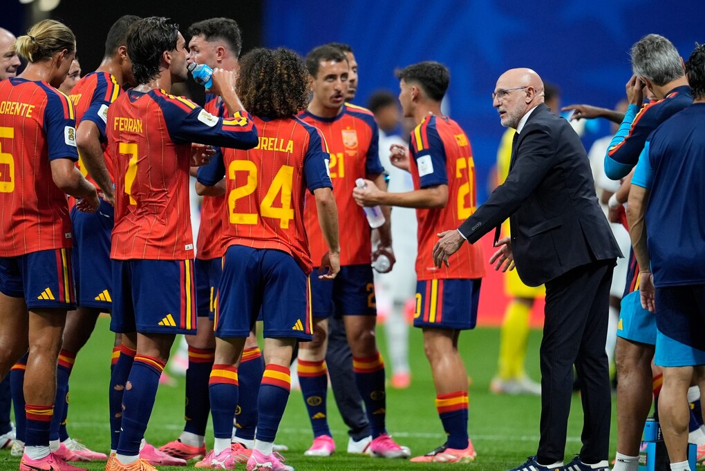 HLV Luis De La Fuente (mặc vest) chỉ đạo trong trận Tây Ban Nha 0-0 Cape Verde trên sân Mercedes-Benz, Atlanta, Mỹ, ở bảng H World Cup 2026 tối 15/6. Ảnh: AP