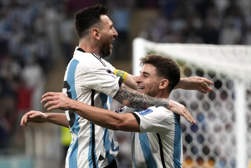 Julian Alvarez (phải) chia vui cùng Lionel Messi tại World Cup 2022. Ảnh: AP