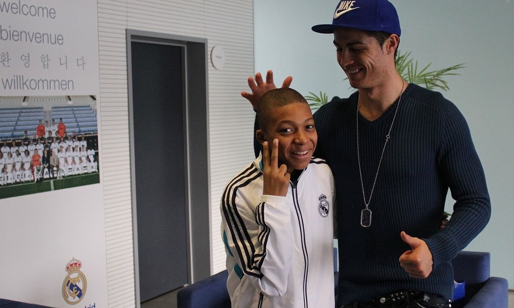 Mbappe hào hứng khi được chụp ảnh cùng thần tượng Ronaldo tại Real Madrid. Ảnh: X / Kylian Mbappe