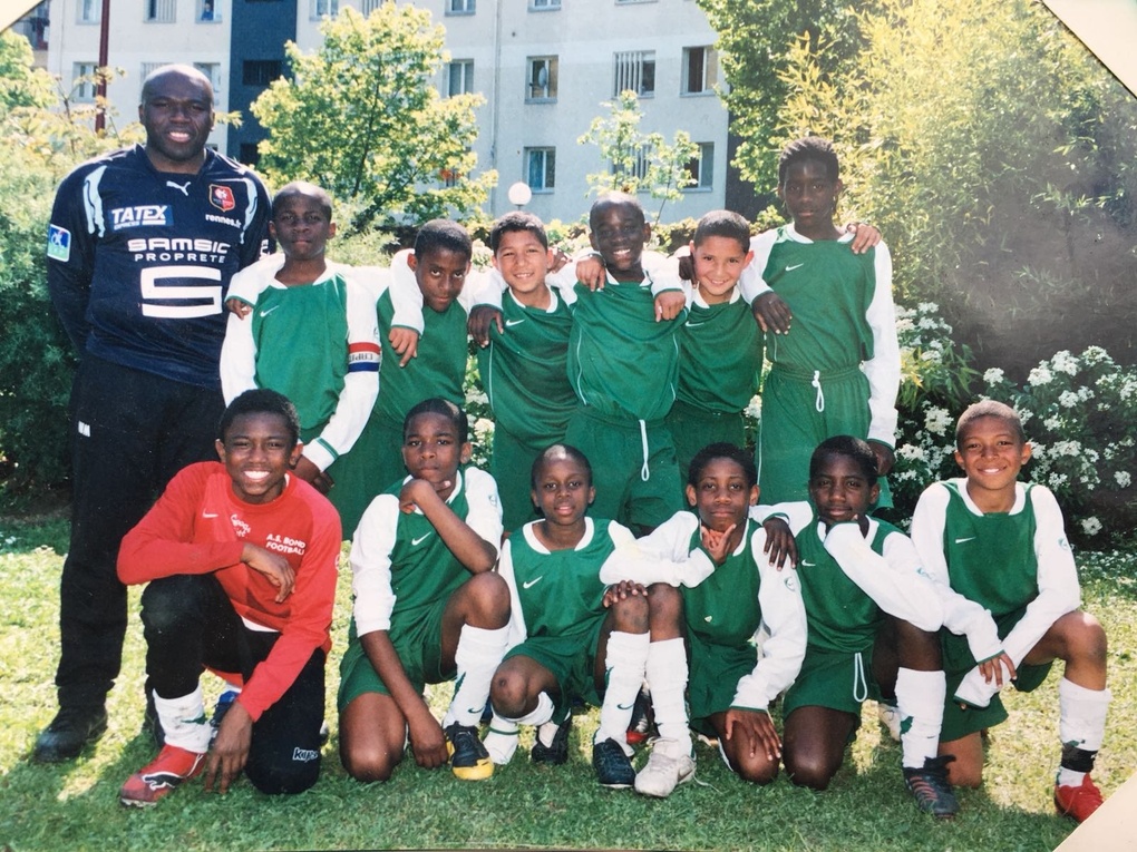 Kylian Mbappe (ngoài cùng bên phải hàng ngồi) thời còn đá cho đội U10 của AS Bondy năm 2008. Ảnh: Jean Renoir School