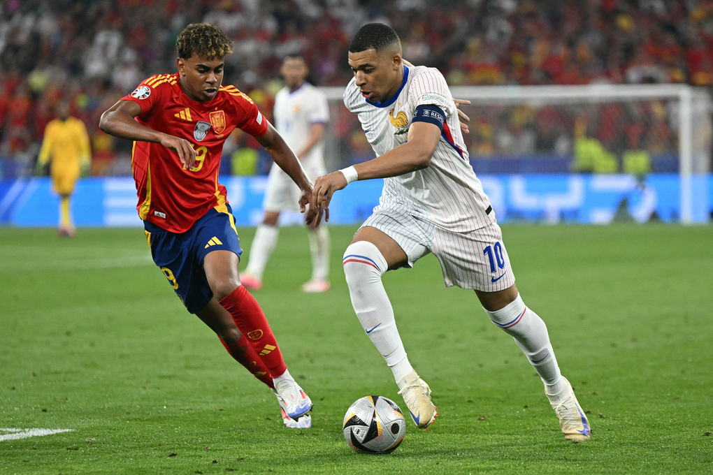 Tiền đạo Tây Ban Nha Lamine Yamal (trái) đối đầu tiền đạo Pháp Kylian Mbappe (phải) trong trận Tây Ban Nha thắng Pháp 2-1 ở bán kết Euro 2024, trên sân Munich, Đức ngày 9/7/2024. Ảnh: AFP