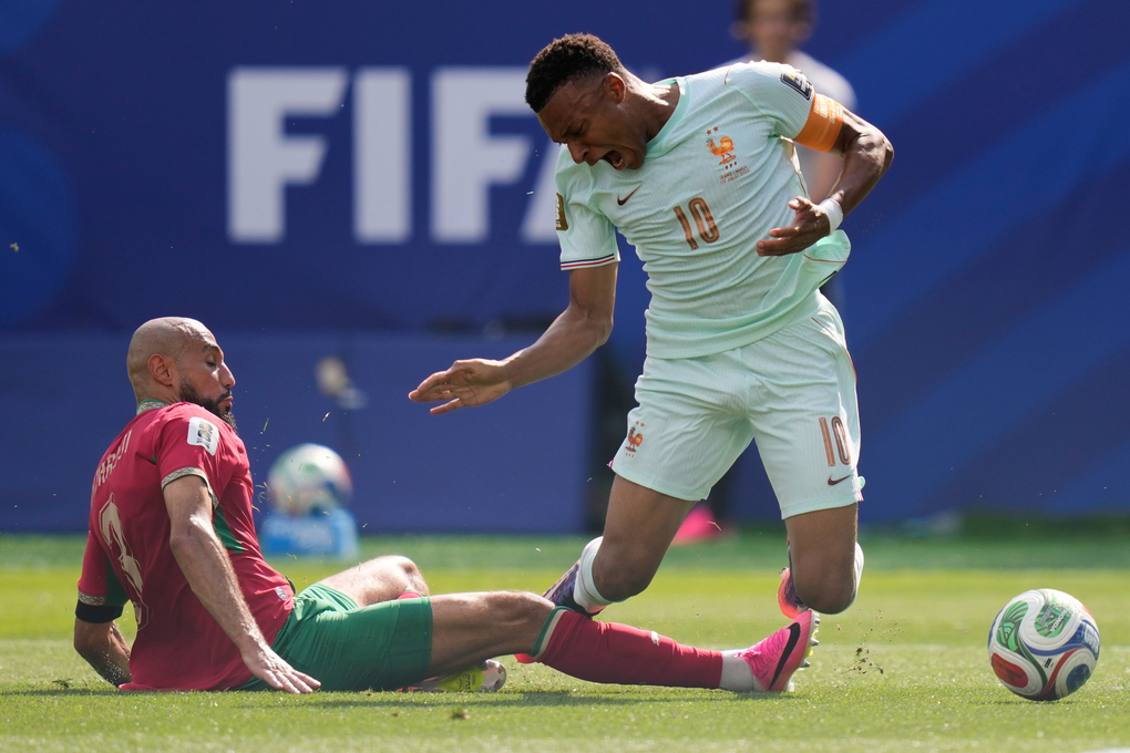Noussair Mazraoui (3) của Morocco phạm lỗi với Kylian Mbappe (10) của Pháp trong tình huống dẫn đến quả phạt đền ở trận tứ kết World Cup 2026 trên sân Gillette ở Foxborough, bang Massachusetts, gần Boston, Mỹ ngày 9/7. Ảnh: AP
