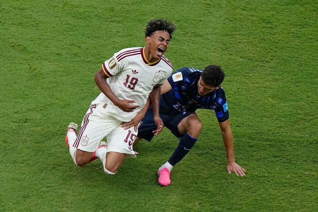 Lamine Yamal phản ứng sau khi bị Juan Manuel Sanabria truy cản trong trận Uruguay gặp Tây Ban Nha ở lượt cuối bảng H World Cup 2026 trên sân Akron, Zapopan, gần Guadalajara, Mexico ngày 26/6. Ảnh: AP