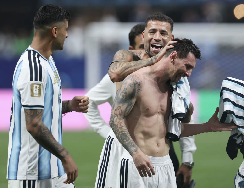 Lionel Messi (cởi trần) ăn mừng cùng các đồng đội sau trận Argentina thắng Ai Cập ở vòng 1/8 World Cup 2026 trên sân Atlanta, Mỹ ngày 7/7/2026. Ảnh: Reuters