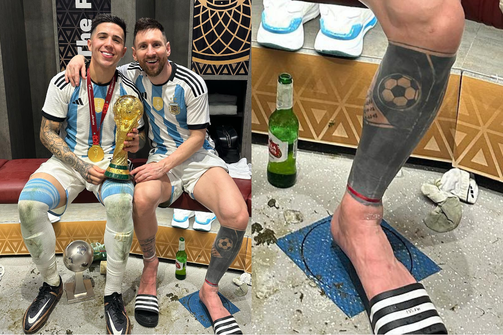 Messi để lộ dải ruy băng đỏ quanh cổ chân trái khi chụp cùng Enzo Fernandez và Cup vàng sau trận chung kết World Cup 2022. Ảnh: Instagram/@enzojfernandez