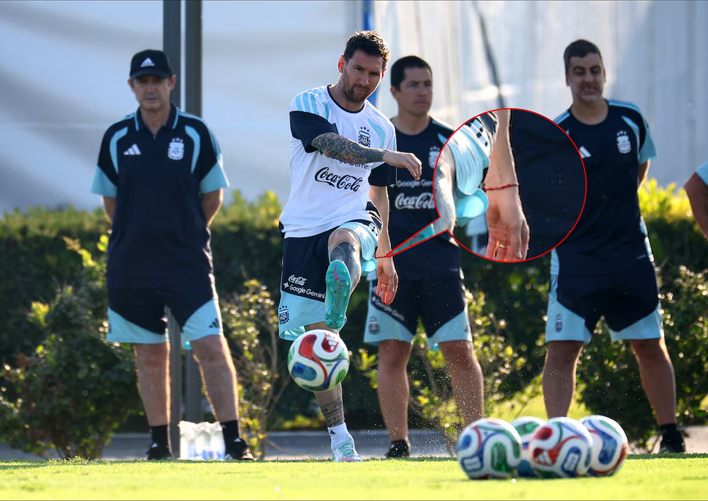 Messi được bắt gặp đeo dải ruy băng đỏ ở cổ tay trong buổi tập của tuyển Argentina tại trung tâm Ezeiza, Buenos Aires, Argentina, ngày 30/3 trước World Cup 2026. Ảnh: Reuters