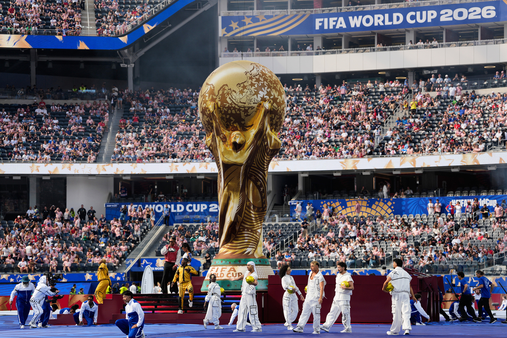 Future và Tyla biểu diễn trong lễ khai mạc trước trận Mỹ gặp Paraguay ở bảng D World Cup 2026 tại Inglewood, gần Los Angeles, ngày 12/6. Ảnh: AP