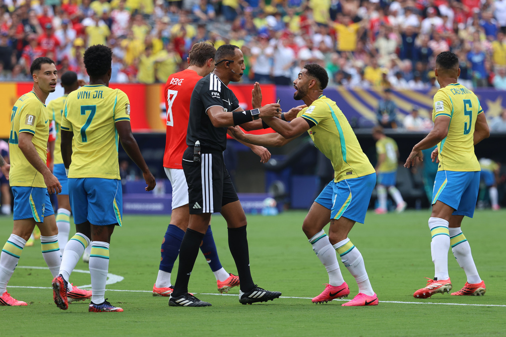 Tiền đạo Matheus Cunha (số 9) phản ứng với trọng tài Ismail Elfath trong trận Brazil thua Na Uy 1-2 ở vòng 1/8 World Cup 2026 trên sân MetLife, East Rutherford, bang New Jersey, Mỹ ngày 5/7/2026. Ảnh: AP