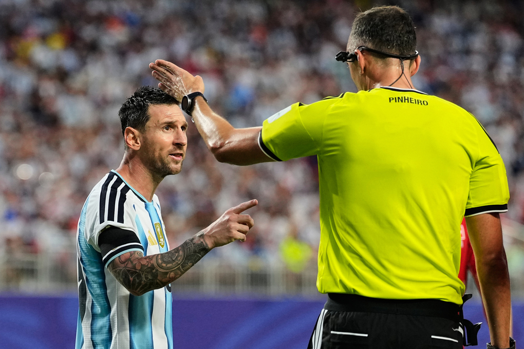 Tiền đạo Argentina Lionel Messi (trái) trao đổi với trọng tài người Bồ Đào Nha Joao Pinheiro trong trận Argentina gặp Thụy Sĩ ở tứ kết World Cup 2026 trên sân Kansas City, Mỹ ngày 11/7/2026. Ảnh: AP