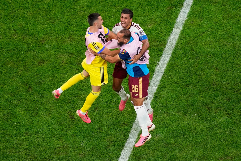 Borja Iglesias (26) cùng Rodri (giữa) mừng chiến thắng sau trận Tây Ban Nha thắng Pháp 2-0 ở bán kết World Cup trên sân AT&T, Arlington, bang Texas, Mỹ ngày 14/7/2026. Ảnh: AP