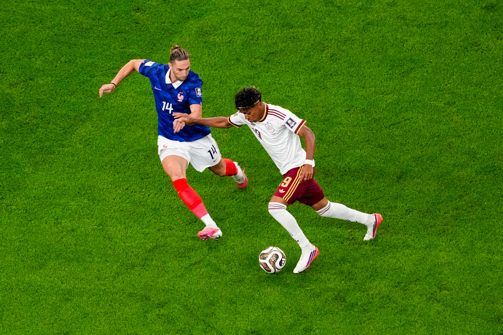 Adrien Rabiot (14) theo kèm Lamine Yamal (19) trong trận Pháp thua Tây Ban Nha 0-2 ở bán kết World Cup trên sân AT&T, Arlington, bang Texas, Mỹ ngày 14/7/2026. Ảnh: AP