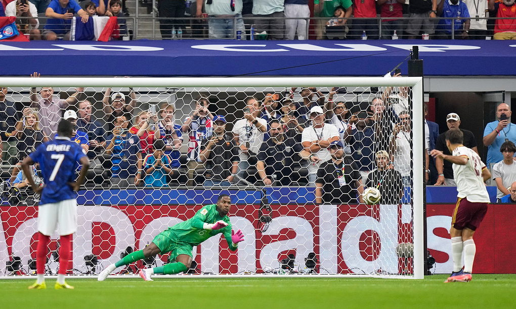 Mikel Oyarzabal ghi bàn mở tỷ số từ chấm phạt đền, đánh bại thủ môn Mike Maignan của Pháp trong trận bán kết World Cup giữa Tây Ban Nha và Pháp trên sân Dallas, thành phố Arlington, bang Texas, Mỹ, ngày 14/7/2026. Ảnh: AP