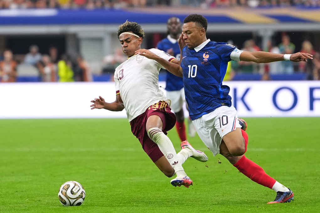Lamine Yamal (trái) tranh bóng với Kylian Mbappe trong trận bán kết World Cup giữa Tây Ban Nha và Pháp trên sân Dallas, thành phố Arlington, bang Texas, Mỹ, ngày 14/7/2026. Ảnh: AP