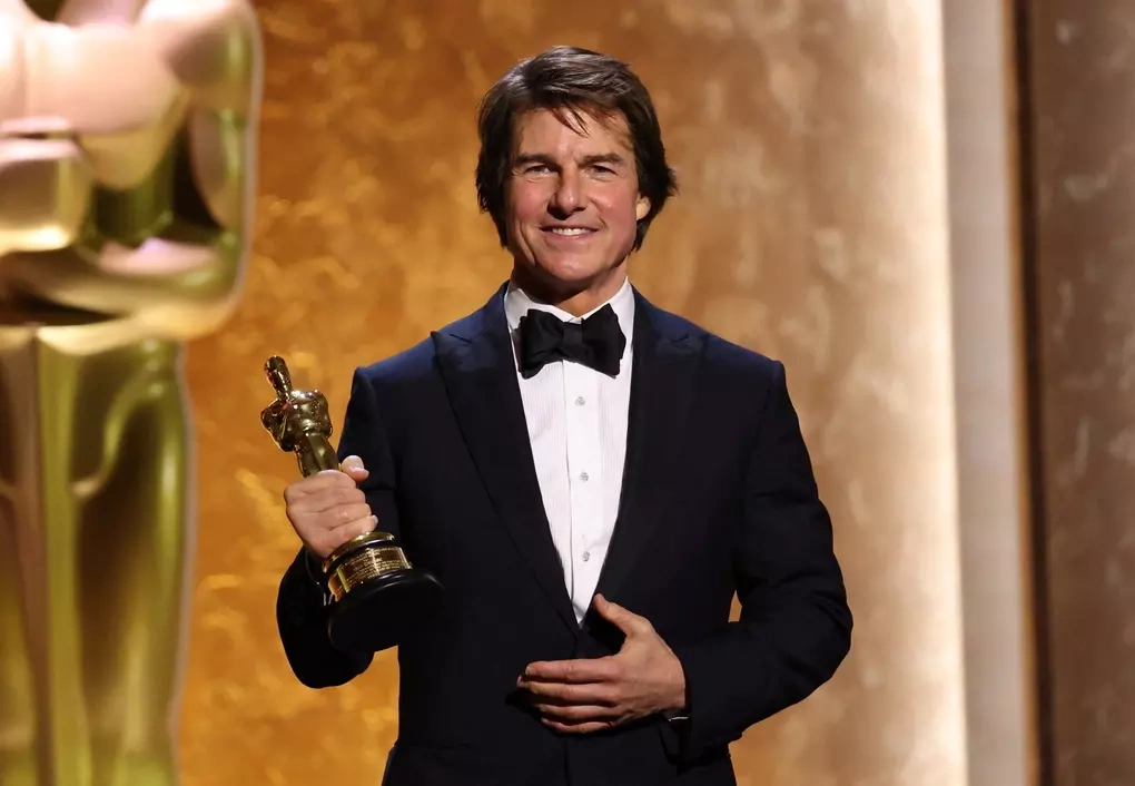 Tom Cruise trên sân khấu lễ trao giải Governors Awards 2025. Ảnh: AFP