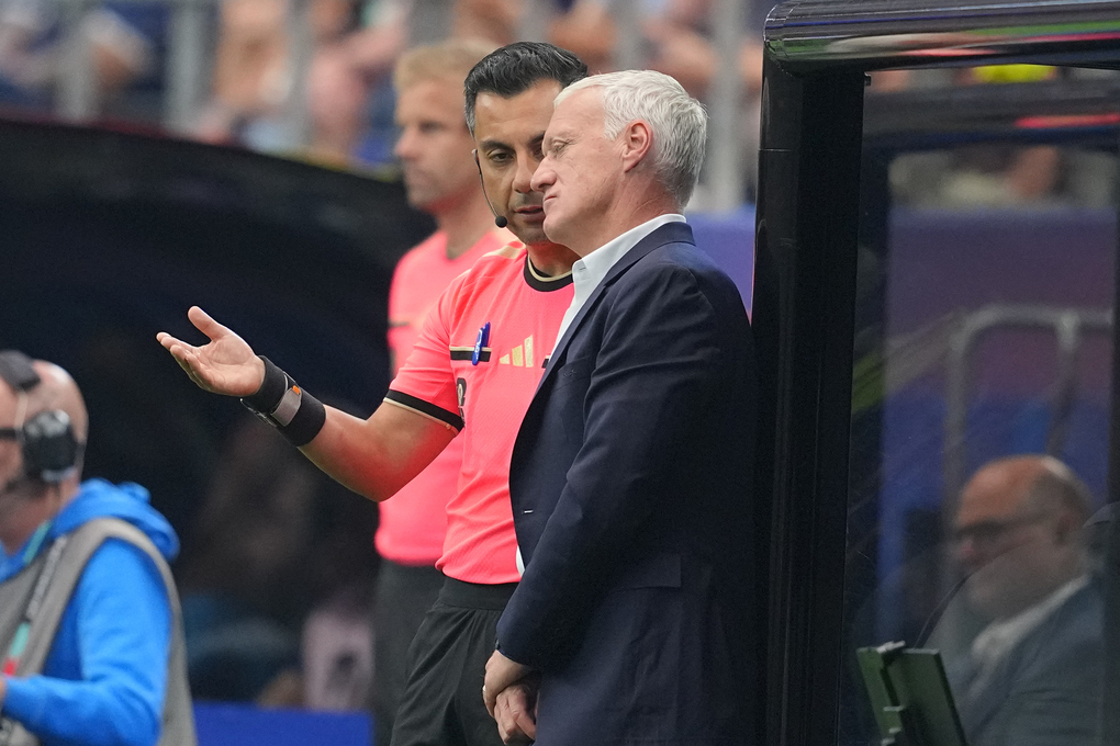 HLV Didier Deschamps trao đổi với một trợ lý trọng tài trong trận Pháp thua Tây Ban Nha 0-2 ở bán kết World Cup 2026 trên sân Dallas, bang Texas, Mỹ, ngày 14/7/2026. Ảnh: AP