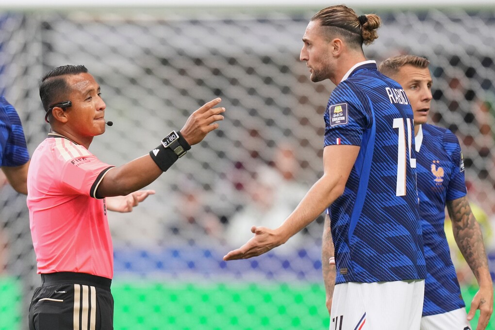 Tiền vệ Adrien Rabiot (số 14) trao đổi với trọng tài người El Salvador Ivan Barton sau khi nhận thẻ vàng trong trận Pháp thua Tây Ban Nha 0-2 ở bán kết World Cup 2026 trên sân Dallas, bang Texas, Mỹ, ngày 14/7/2026. Ảnh: AP