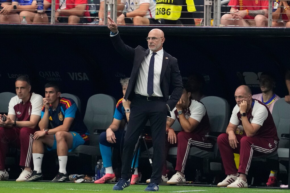 HLV Luis de la Fuente chỉ đạo các cầu thủ Tây Ban Nha trong trận bán kết World Cup 2026 gặp Pháp trên sân AT&T ở Arlington, bang Texas, gần Dallas, Mỹ, ngày 14/7/2026. Ảnh: AP