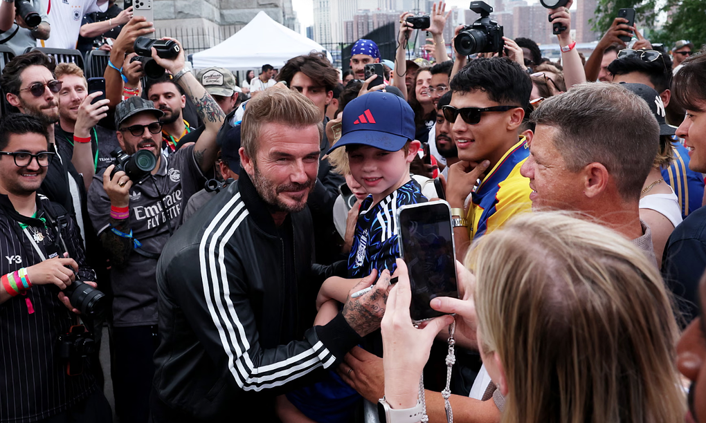 David Beckham chụp ảnh cùng người hâm mộ trước trận Na Uy - Pháp ở công viên cầu Brooklyn. Ảnh: Reuters