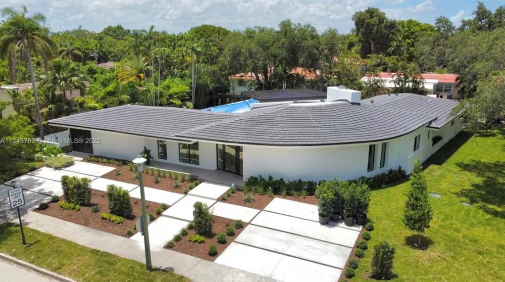 Biệt thự tại Miami của Rodrigo De Paul có thiết kế một tầng, bao quanh bởi sân vườn và nhiều cây xanh. Ảnh: Miami MLS
