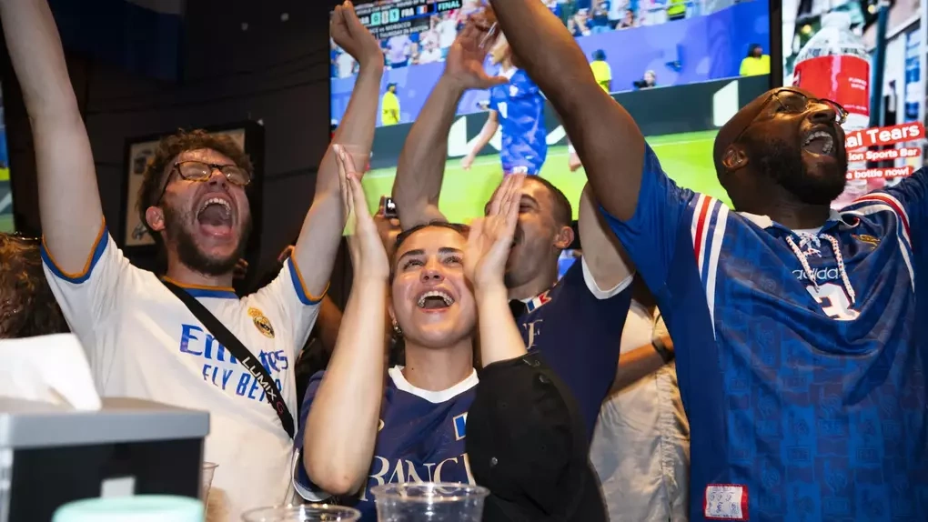 Người hâm mộ trong buổi xem chung trận đấu vòng 16 đội World Cup 2026 giữa Pháp và Paraguay tại quán bar thể thao Lion ở Philadelphia, Pennsylvania, ngày 4/7. Ảnh: Joe Lamberti