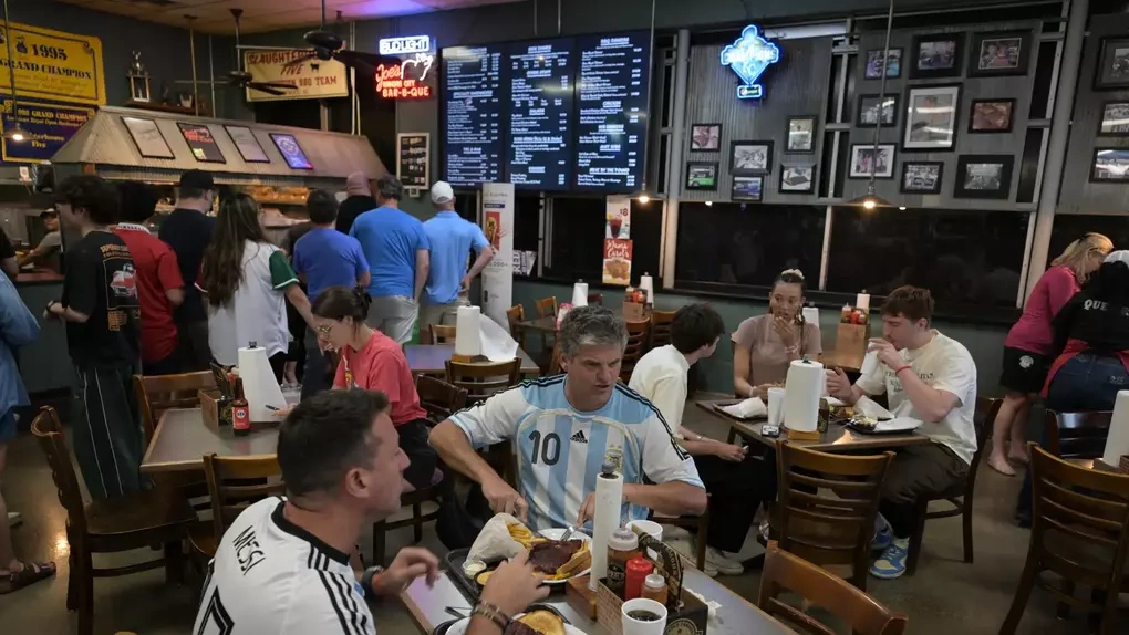 Cổ động viên Argentina dùng bữa tại nhà hàng thịt nướng ở Kansas City, Missouri, ngày 14/6, trước trận đấu giữa Argentina và Algeria. Ảnh: AFP
