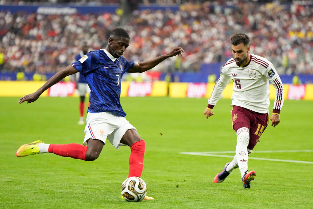 Ousmane Dembele (trái) tạt bóng trong trận Pháp thua Tây Ban Nha 0-2 ở bán kết World Cup 2026 tại sân AT&T, Arlington, Texas, gần Dallas, Mỹ ngày 14/7/2026. Ảnh: AP