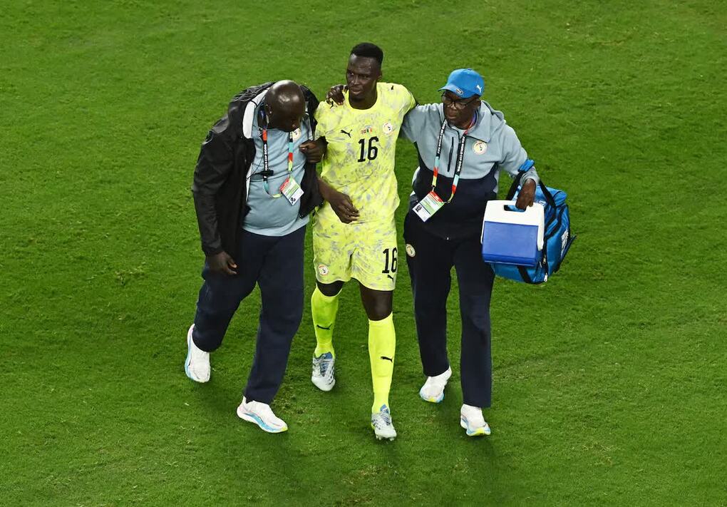 Thủ môn Senegal Edouard Mendy được dìu khỏi sân sau khi chấn thương trong trận gặp Na Uy ở vòng bảng World Cup 2026 tại New Jersey, hôm 22/6. Ảnh: Reuters