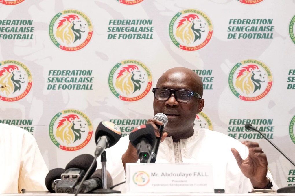 Chủ tịch Liên đoàn Bóng đá Senegal (FSF) Abdoulaye Fall họp báo ngày 13/7. Ảnh: AFP