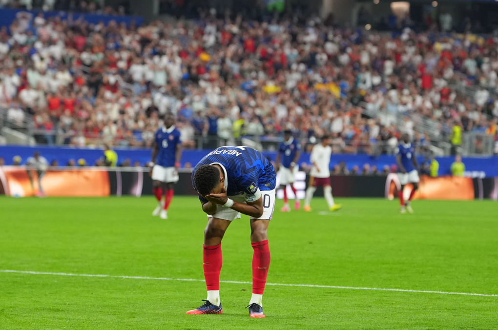 Mbappe phản ứng trong trận. Ảnh: AP
