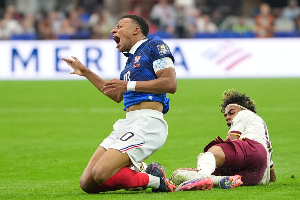 Lamine Yamal (phải) vào bóng từ phía sau Kylian Mbappe (10) trong trận Tây Ban Nha thắng Pháp 2-0 ở bán kết World Cup trên sân AT&T, Arlington, bang Texas, Mỹ ngày 14/7/2026. Ảnh: AP
