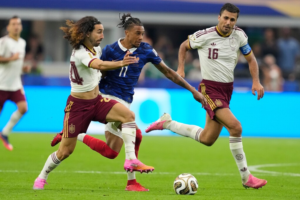 Hậu vệ Marc Cucurella (24, trái) và tiền vệ Rodri (16) ngăn pha đi bóng của Michael Olise (11) trong trận Tây Ban Nha thắng Pháp 2-0 ở bán kết World Cup 2026. Ảnh: AP