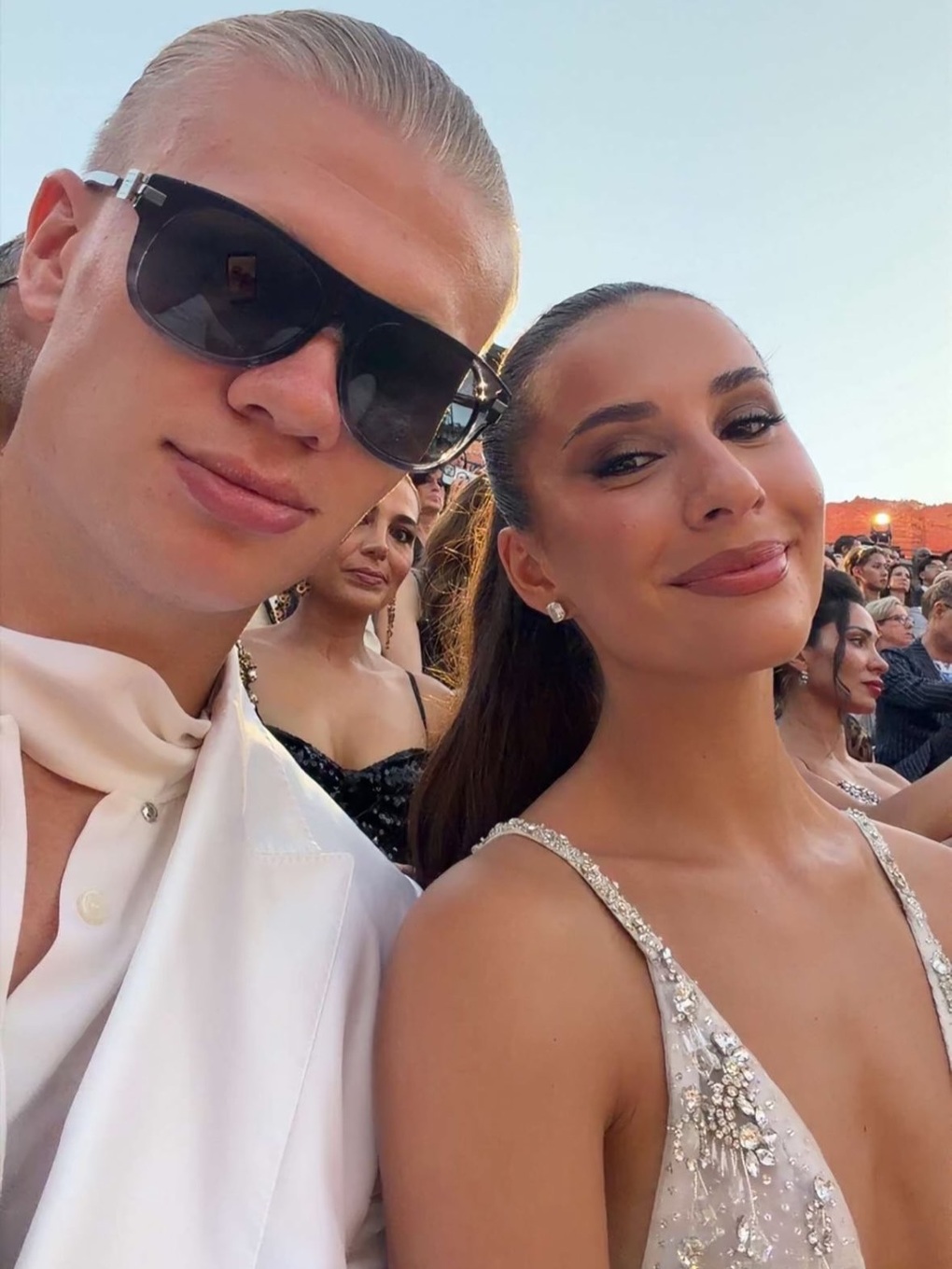 Erling Haaland và Isabel Johansen lưu lại kỷ niệm trên hàng ghế đầu show diễn. Ảnh: Instagram aplasticplant