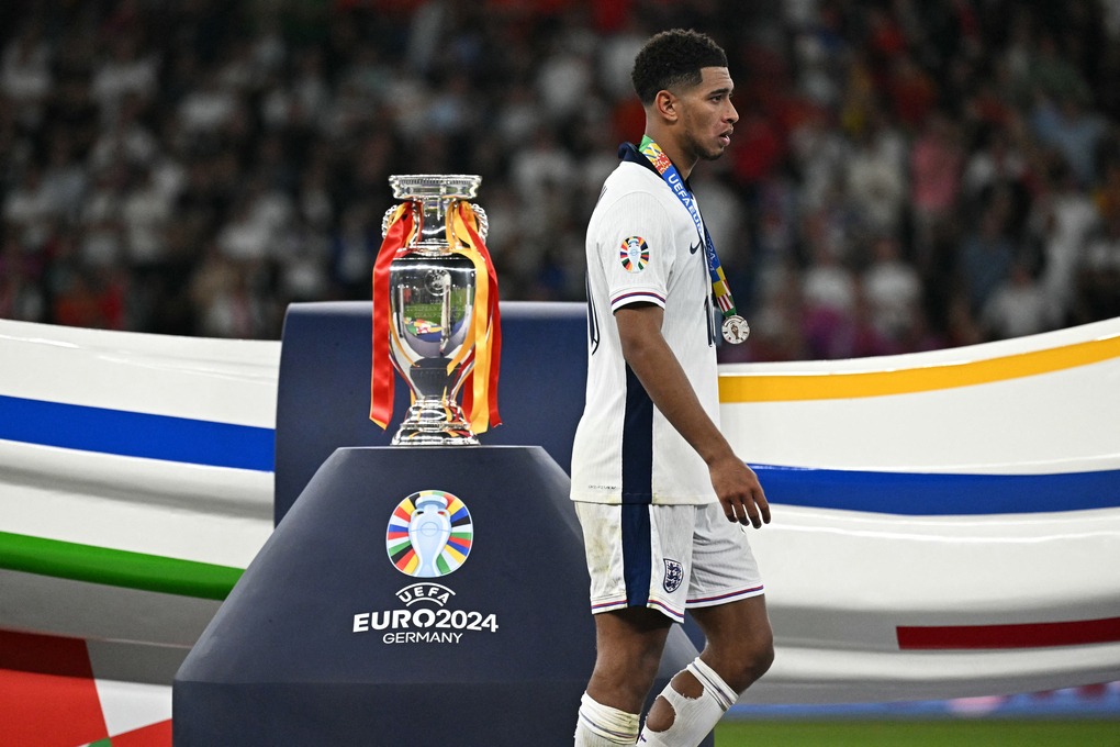Jude Bellingham buồn bước qua chiếc Cup vô địch sau khi cùng tuyển Anh thua Tây Ban Nha 1-2 trong trận chung kết Euro 2024 trên sân Olympic, Berlin, Đức ngày 14/7/2024. Ảnh: AFP