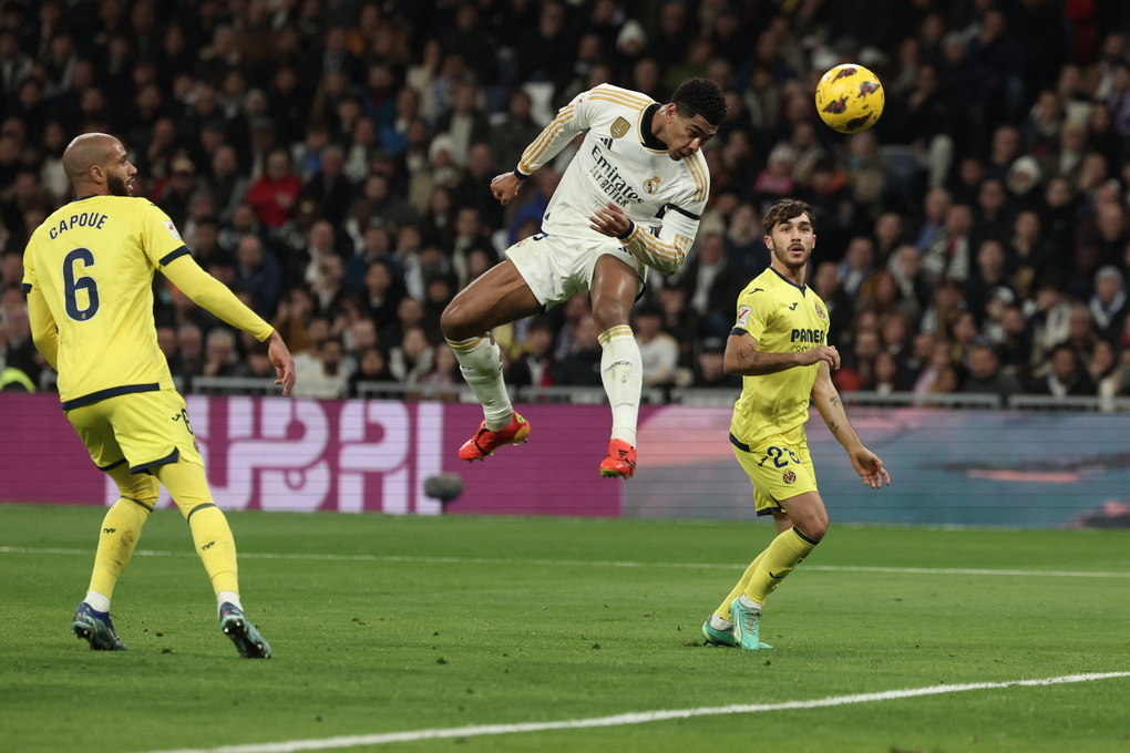 Tiền vệ Jude Bellingham đánh đầu, mở tỷ số trận Real Madrid thắng Villarreal 4-1 ở vòng 17 La Liga trên sân Bernabeu ngày 17/12/2023. Ảnh: AFP