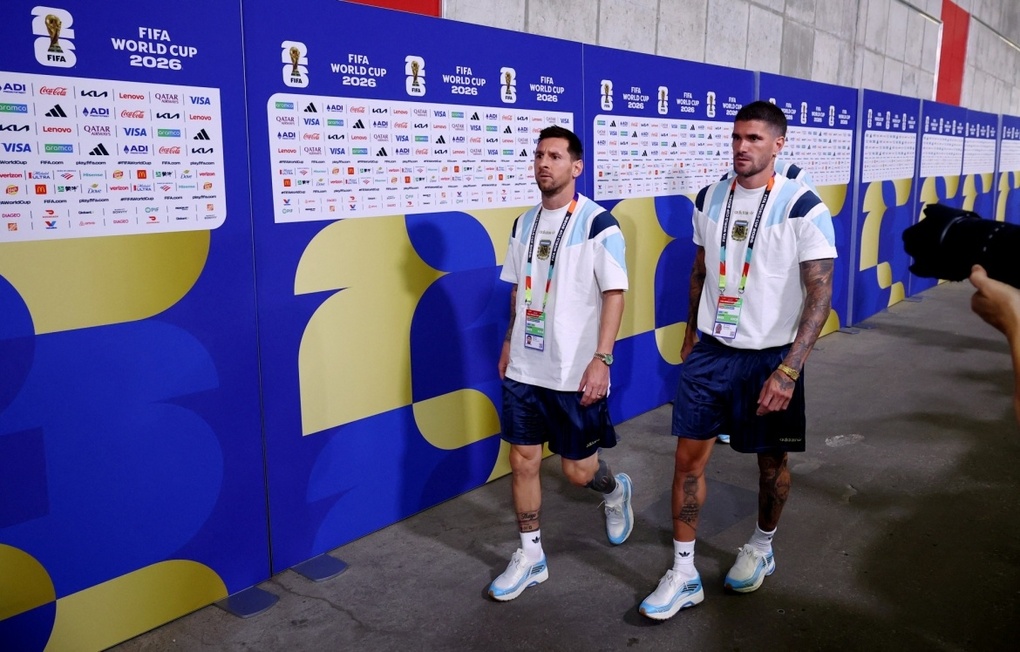 Lionel Messi (trái) và Rodrigo De Paul bước ra sân vận động ở Kansas City, bang Missouri trước trận tứ kết World Cup 2026 giữa Argentina và Thụy Sĩ, ngày 11/7. Ảnh: AP