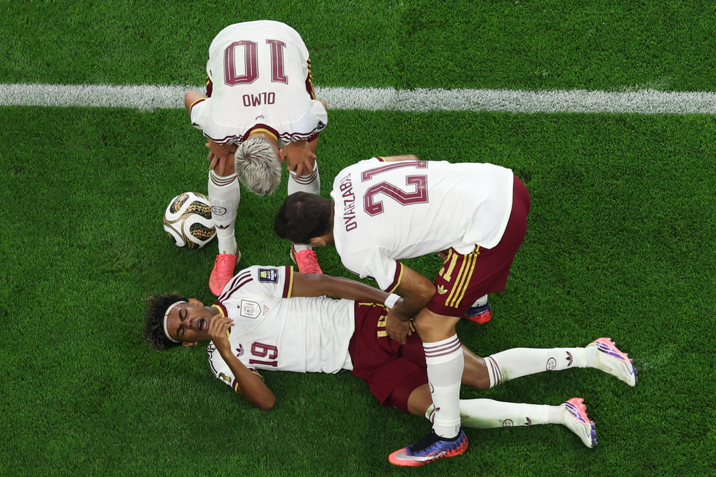 Mikel Oyarzabal (21) và Dani Olmo (10) của Tây Ban Nha kiểm tra tình trạng của Lamine Yamal (19) sau pha phạm lỗi dẫn đến quả phạt đền cho Tây Ban Nha. Ảnh: AP