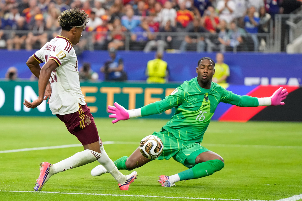 Thủ môn Mike Maignan cứu thua từ cú đá của Lamine Yamal trong trận bán kết World Cup 2026 giữa Pháp và Tây Ban Nha trên sân AT&T ở Arlington, bang Texas, Mỹ, ngày 14/7/2026. Ảnh: AP