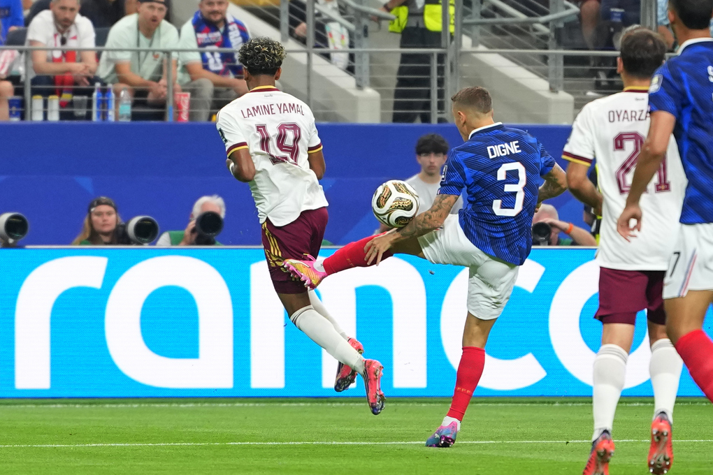 Lucas Digne phạm lỗi với Lamine Yamal dẫn tới phạt đền trong trận bán kết World Cup 2026 giữa Pháp và Tây Ban Nha. Ảnh: AP