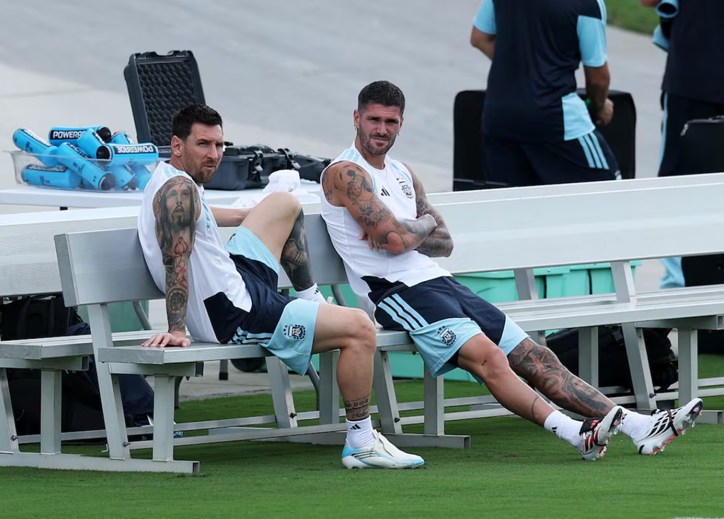Lionel Mess (trái) và Rodrigo De Paul trước buổi tập của Argentina tại Trung tâm huấn luyện Atlanta United, Marietta, Georgia ngày 14/7/2026. Ảnh: Reuters