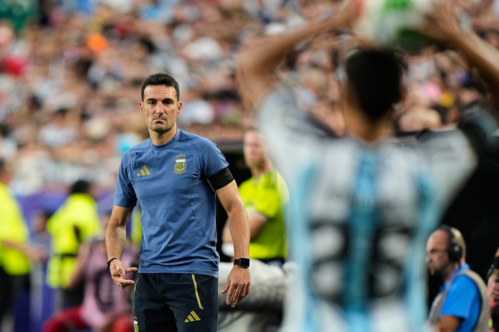 HLV Lionel Scaloni quan sát ngoài đường biên trận Argentina thắng Thụy Sĩ 3-1 ở tứ kết World Cup 2026 trên sân Kansas City, Mỹ ngày 11/7/2026. Ảnh: AP