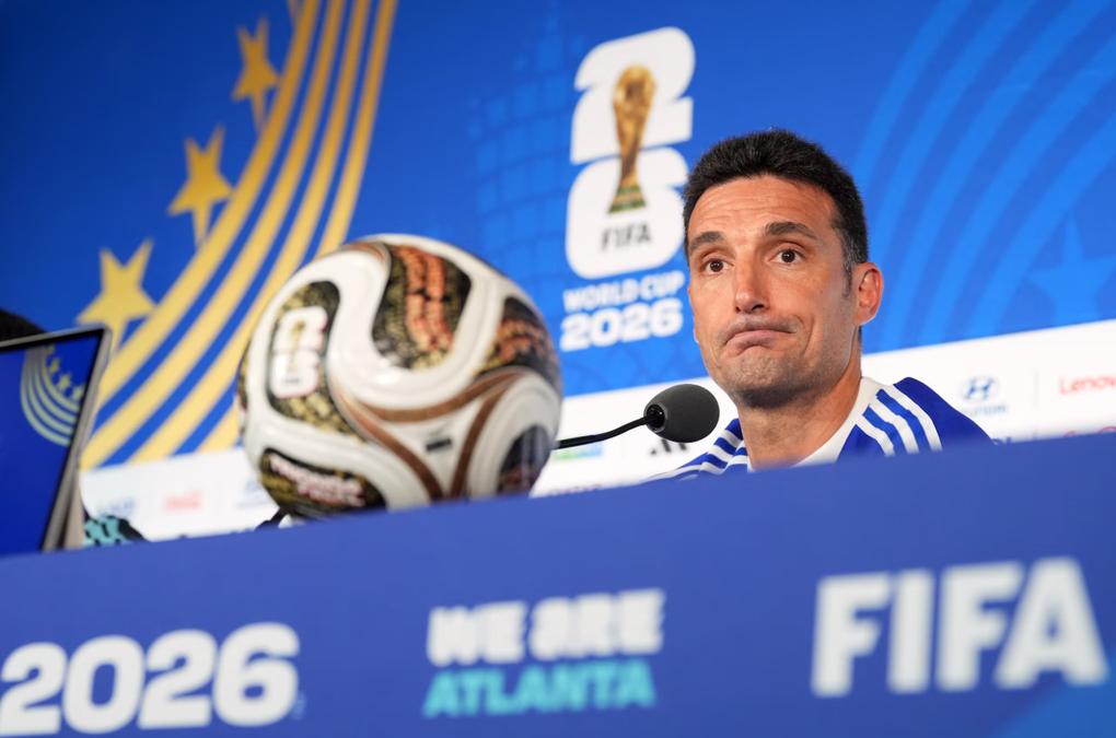 HLV Lionel Scaloni trong buổi họp báo trước trận Argentina gặp Anh ở bán kết World Cup 2026 tại Atlanta, Anh ngày 14/7/2026. Ảnh: AP