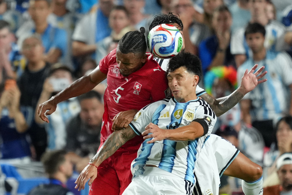 Hậu vệ Argentina  Lisandro Martinez (6) tranh chấp bóng bổng với hậu vệ Thụy Sĩ Manuel Akanji trong trận tứ kết World Cup 2025 trên sân Kansas City, ngày 11/7/2026. Ảnh: AP