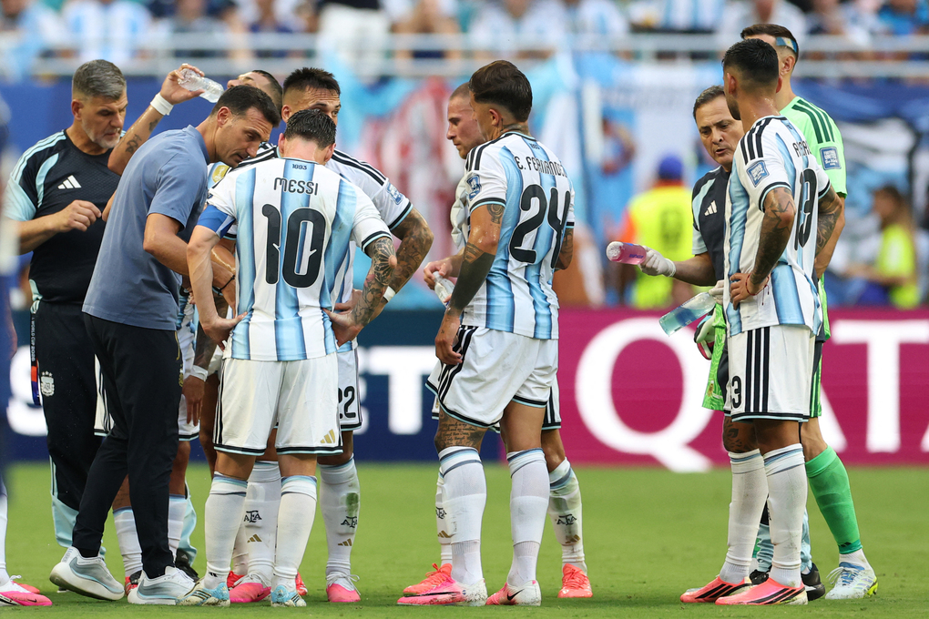 Lionel Scaloni chỉ đạo các cầu thủ Argentina trong trận gặp Cape Verde ở vòng 1/16 World Cup 2026 trên sân Miami, bang Florida, Mỹ ngày 3/7. Ảnh: AFP