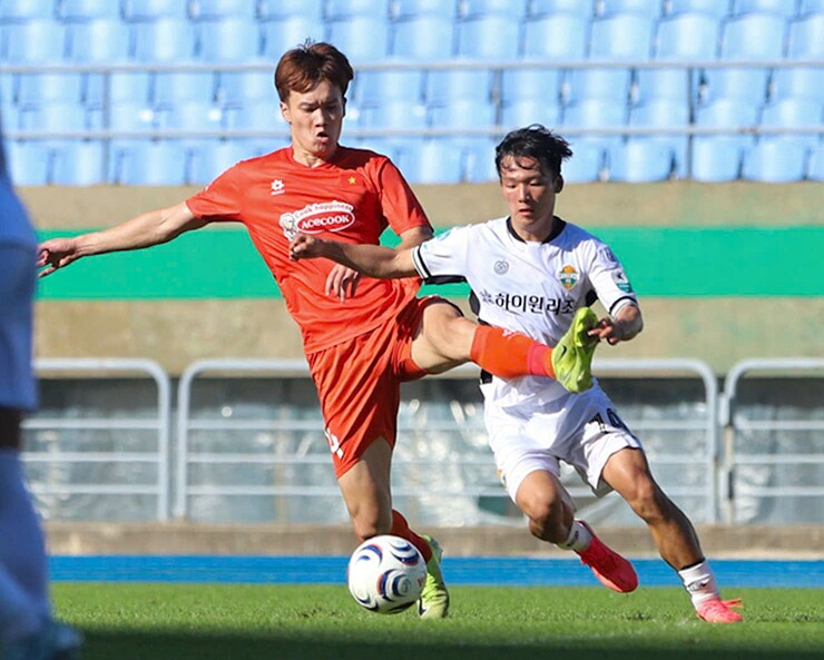Hoàng Đức ở trận đấu tập giữa ĐT Việt Nam và Gangwon FC hôm 13/7.