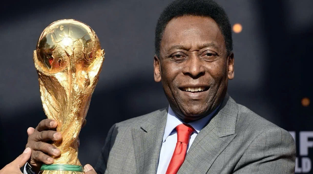 Vua bóng đá Pele cầm cúp vàng World Cup ở Paris, Pháp hồi năm 2014. Ảnh: AFP