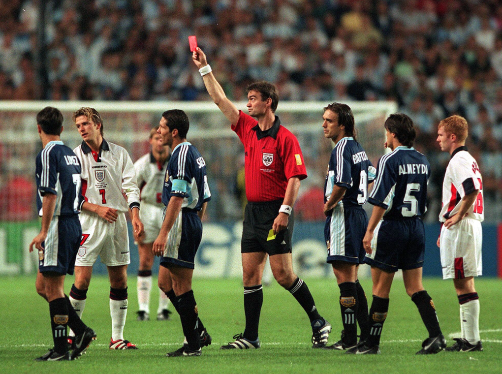 David Beckham nhận thẻ đỏ trong trận Anh gặp Argentina ở vòng 1/8 World Cup 1998 tại Saint-Etienne, Pháp ngày 30/6/1998. Ảnh: Action Images