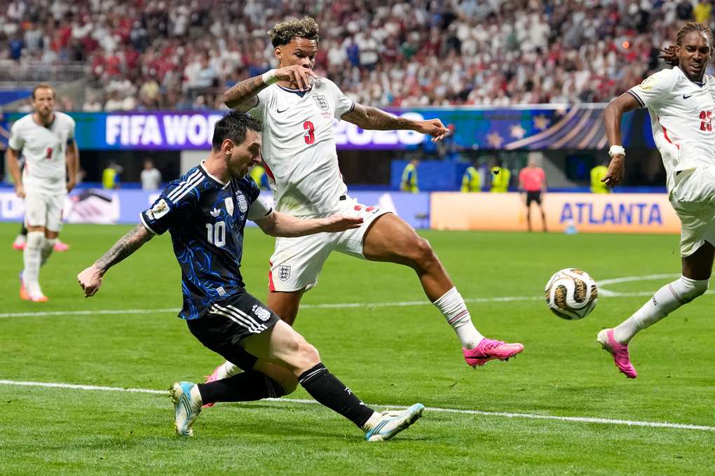 Lionel Messi (trước) tạt bóng cho Lautaro Martinez ghi bàn ấn định chiến thắng 2-1 cho Argentina trong trận bán kết World Cup gặp Anh trên sân Atlanta, Mỹ ngày 15/7/2026. Ảnh: AP