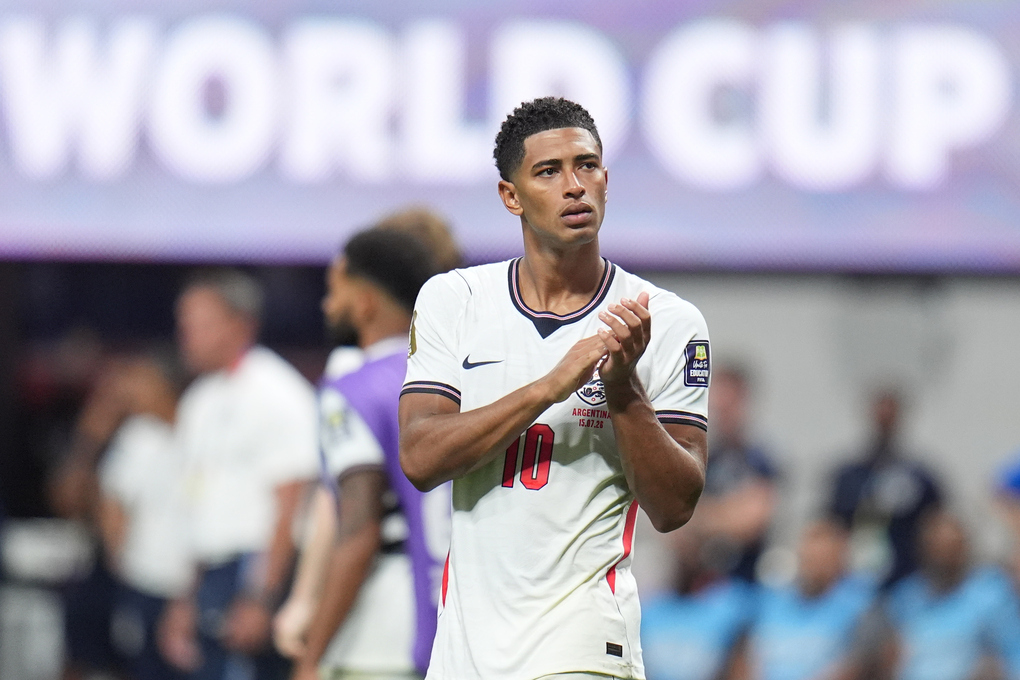 Jude Bellingham thất vọng sau khi Anh thua Argentina 1-2 ở bán kết World Cup 2026 trên sân Atlanta, Mỹ, ngày 15/7. Ảnh: AP