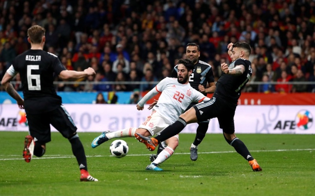 Isco ghi bàn thứ sáu, hoàn tất cú hat-trick trong trận Tây Ban Nha thắng Argentina 6-1 ở Madrid ngày 27/3/2018. Ảnh: Reuters