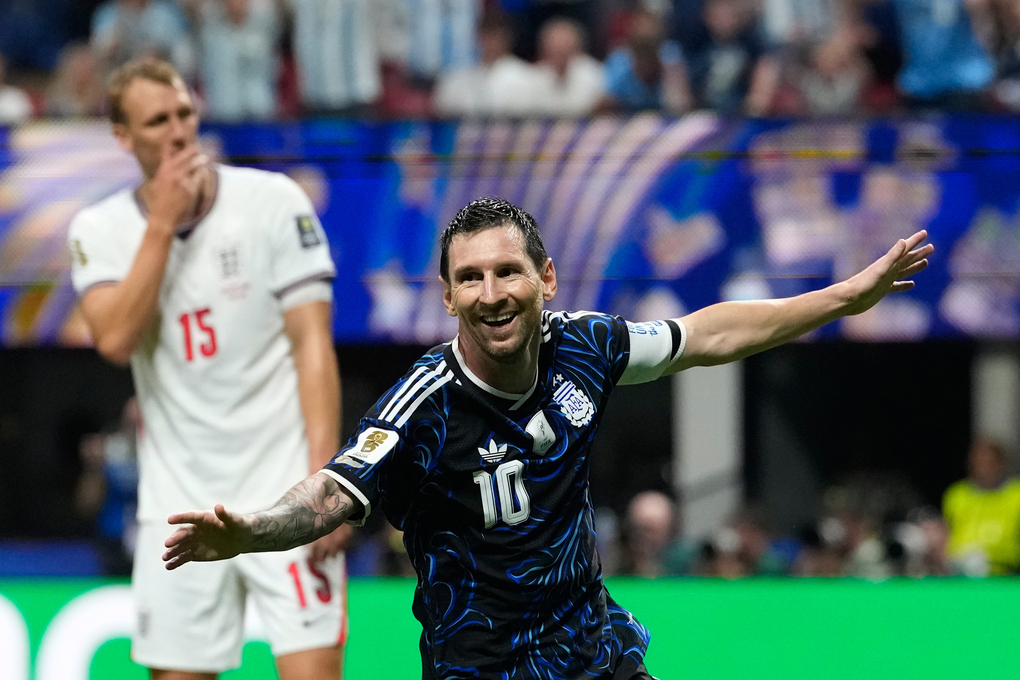 Lionel Messi ăn mừng sau khi đồng đội Enzo Fernandez ghi bàn gỡ hòa trong trận Argentina thắng Anh 2-1 ở bán kết World Cup 2026 trên sân Atlanta, Mỹ ngày 15/7. Ảnh: AP